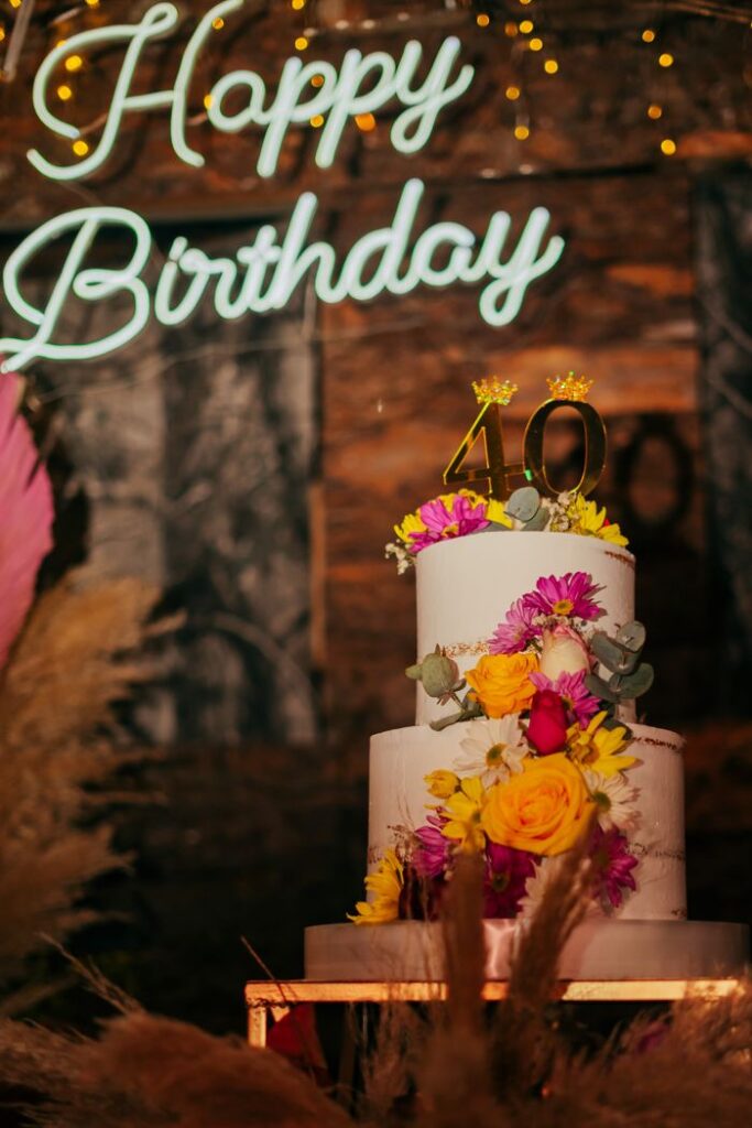 A vibrant floral cake celebrating a 40th birthday with decorative flowers in Chiquimula, Guatemala.